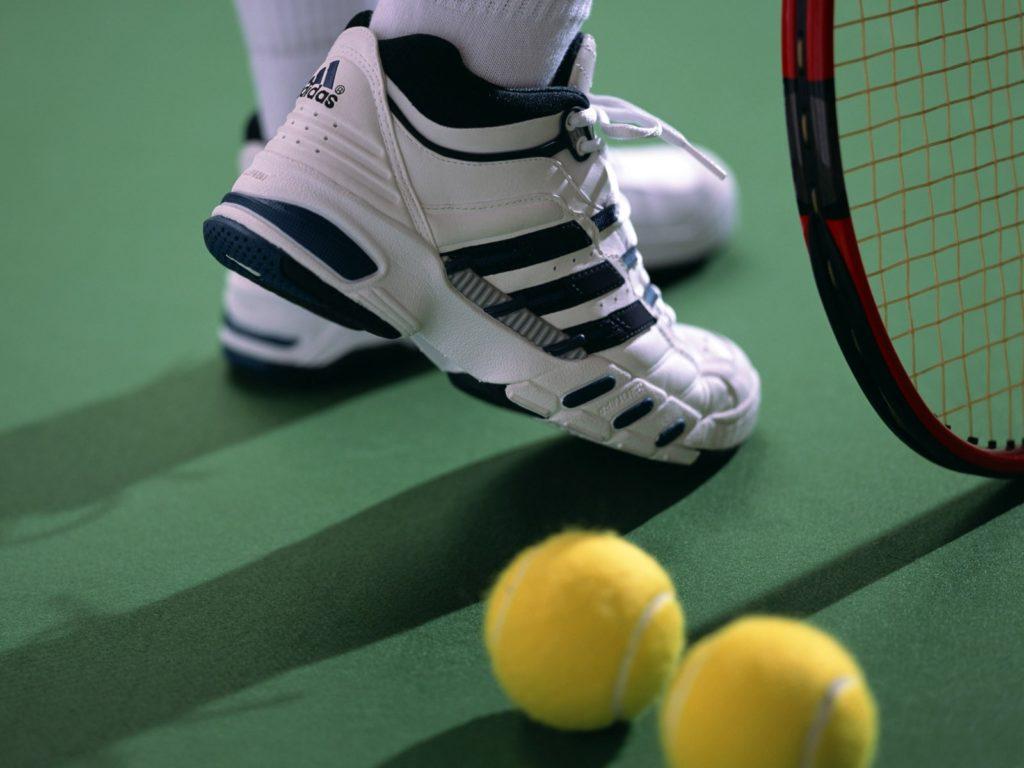 Кроссовки для большого тенниса, история их появления и модернизации, разновидности и особенности для каждого вида покрытия