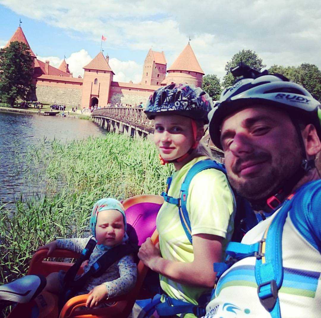 Семья на велосипеде на фоне европейских замков