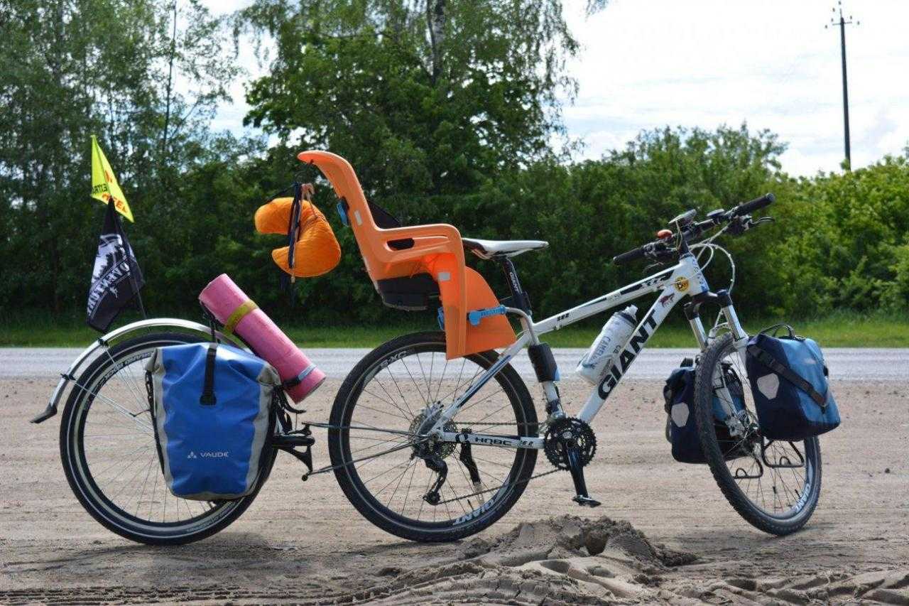 Велосипед с велосипедом и прицепом