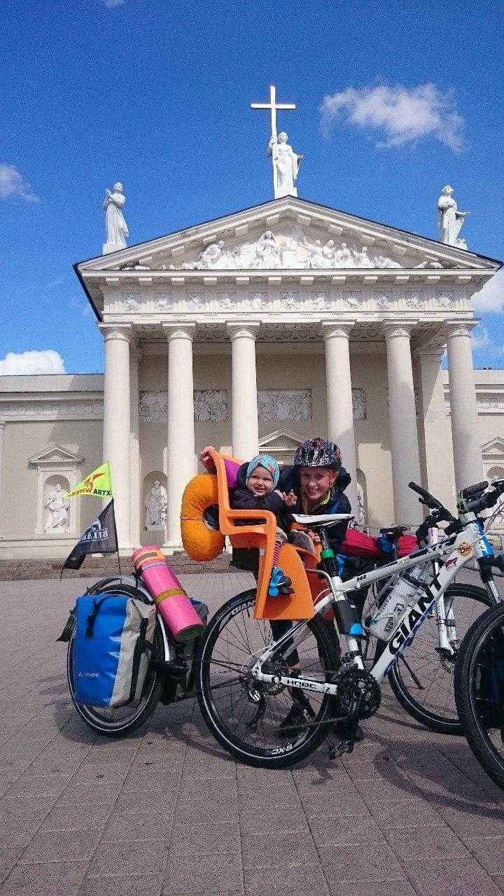 Велосипедные семьи, путешествующие по Европе с детьми