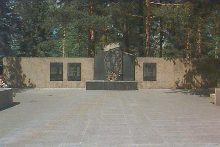 Памятник, таблички качанарцам, погибшим во время военных казней