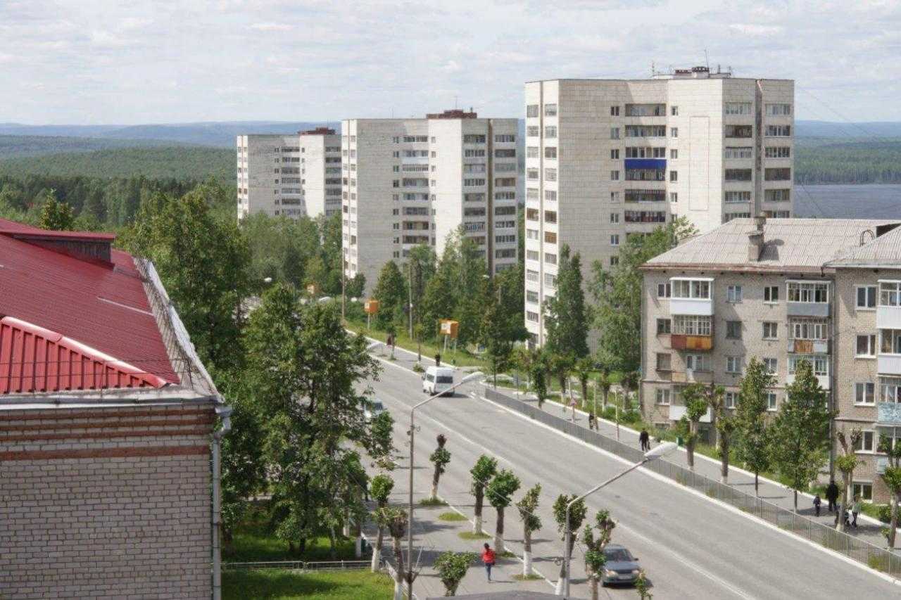 Качканарские двенадцатиэтажные дома и улица Свердлова