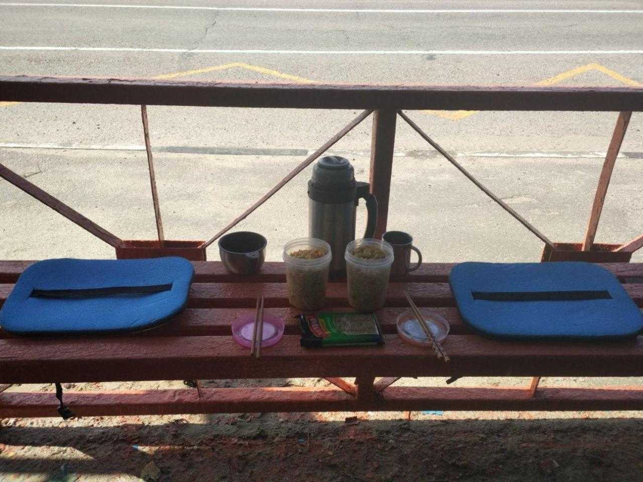 Экскурсионный обед на автобусной остановке