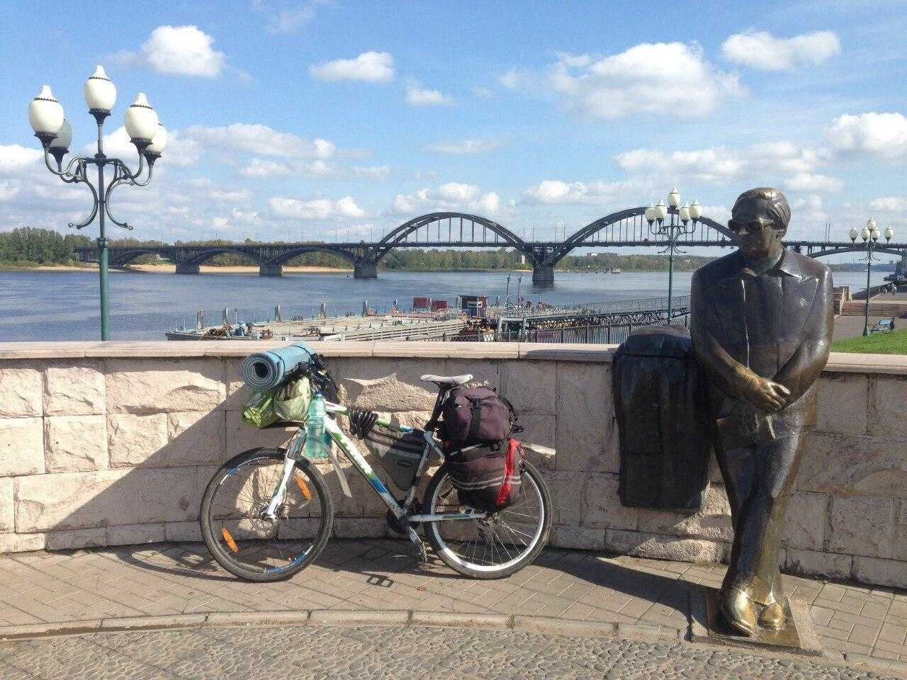 Велосипед у памятника на мосту