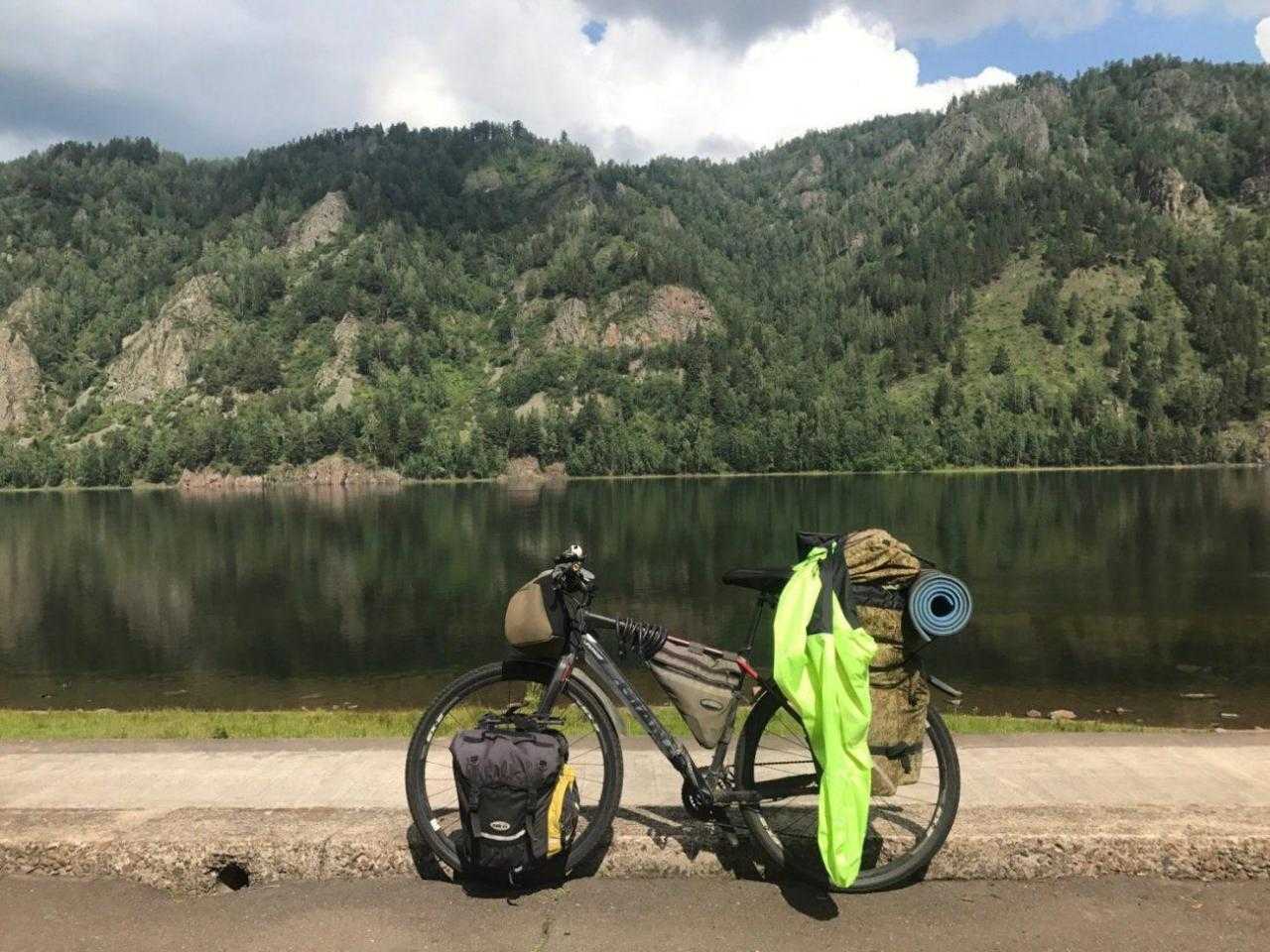 Велосипед у реки на фоне гор