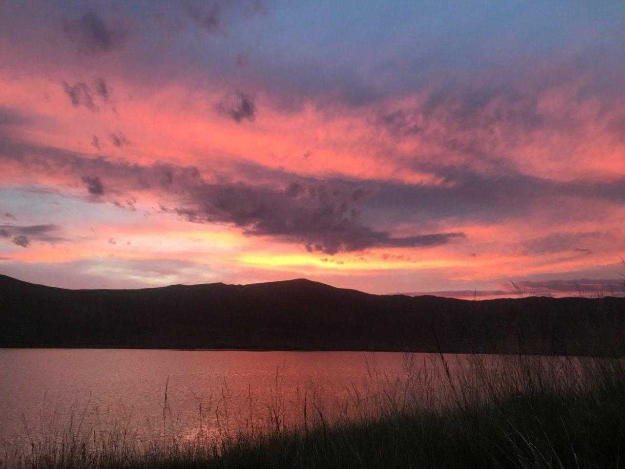 Красный закат на горном озере