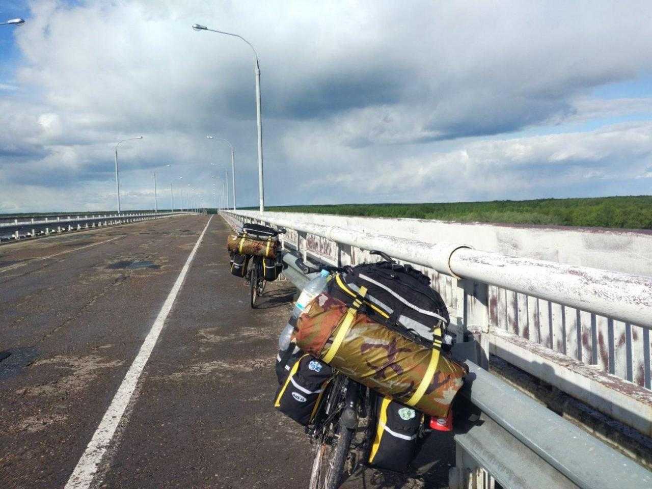 Остановка на шоссе на велосипеде