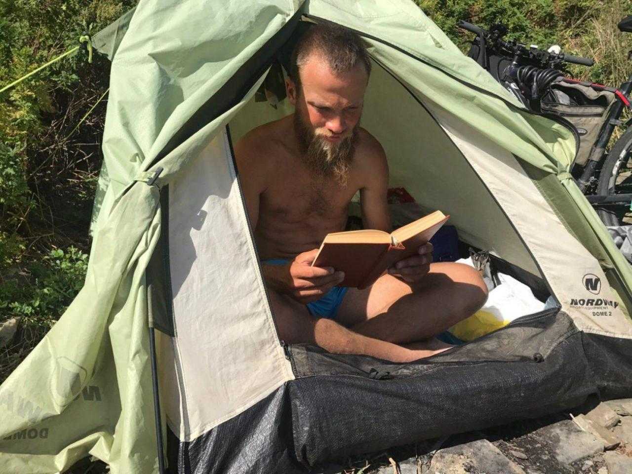 Читать книгу в палатке