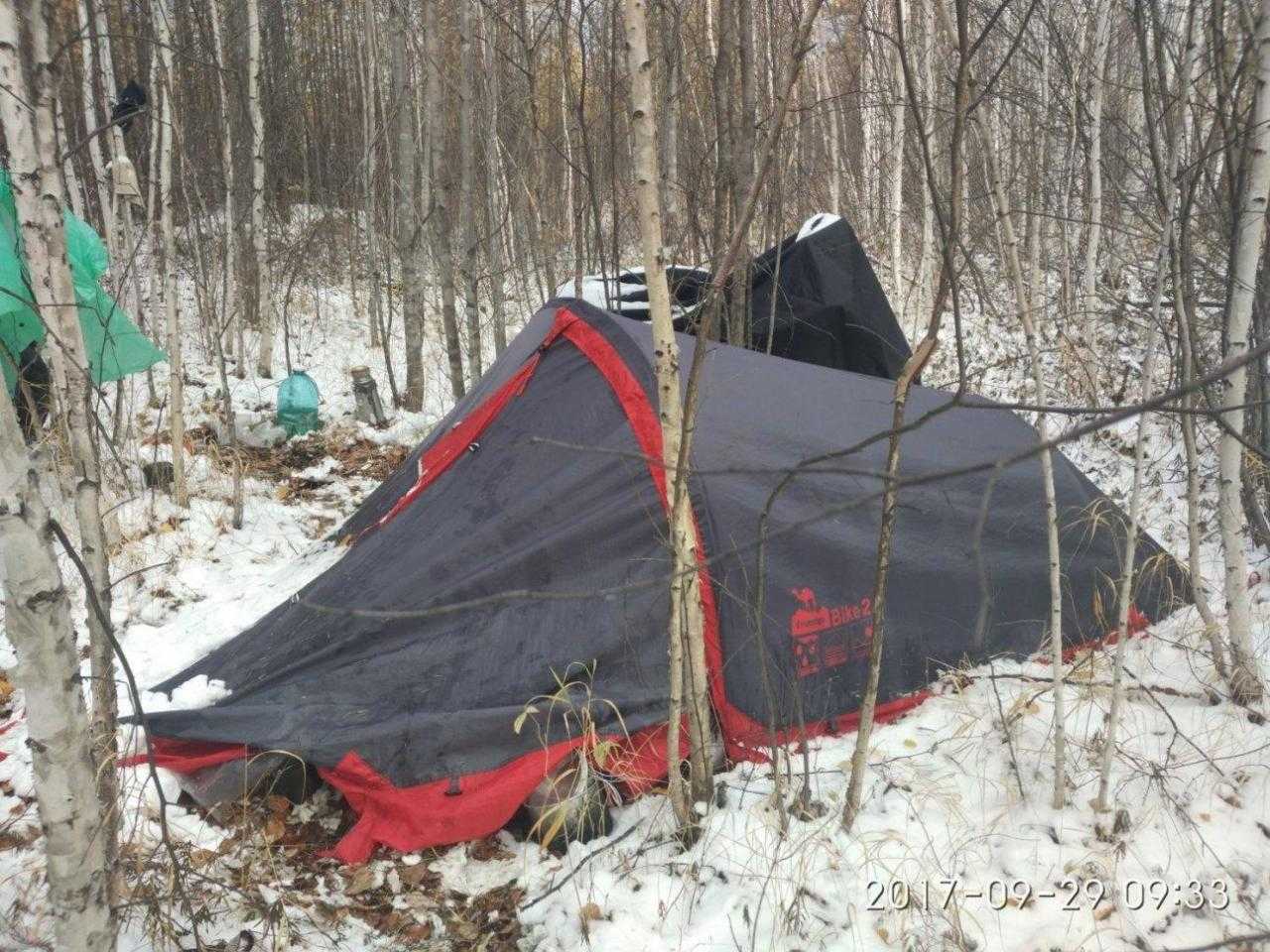 Лесные палатки под глубокой снежной осенью