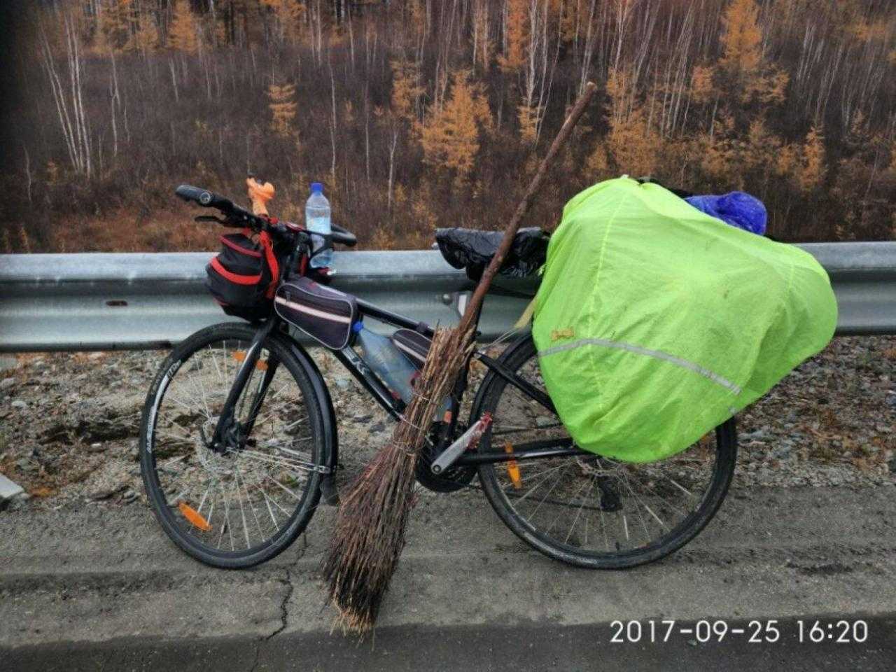 Велосипед с велосипедом - веревка, чехол и метла