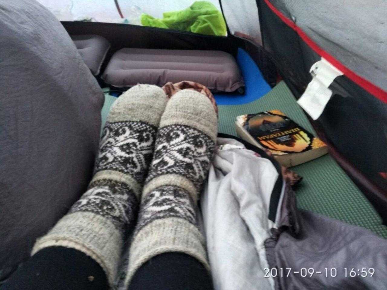 В шерстяных носках в палатках