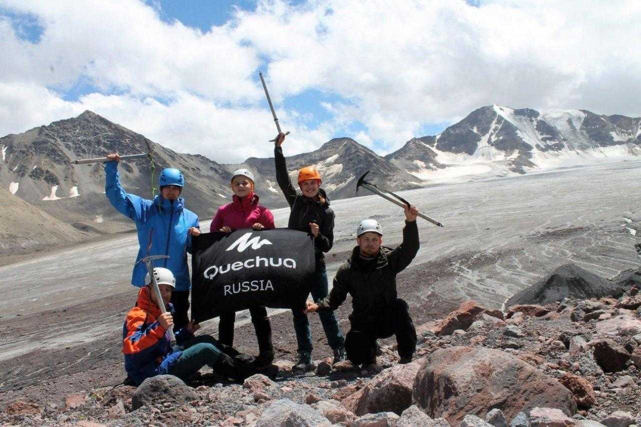 Группа туристов в горах с флагами