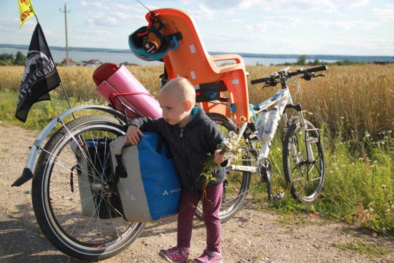 Велосипед с ребенком в белорусском поле