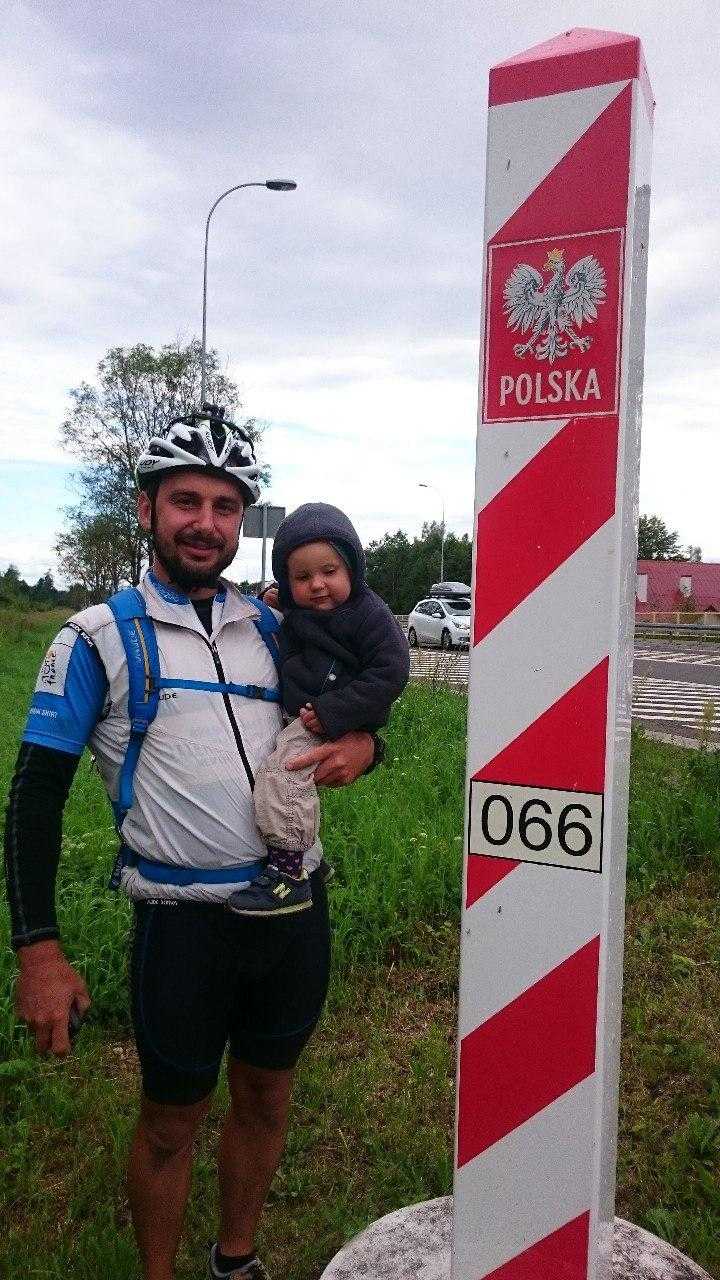 Папа и дочь на велосипеде пересекают Польшу