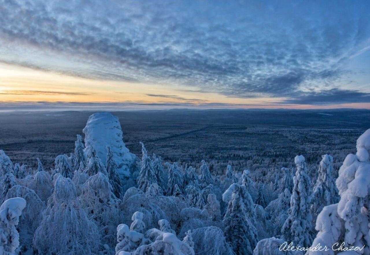 Зимняя долина и снежные горы Урала