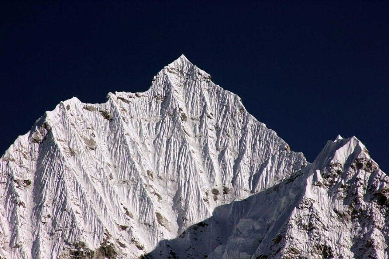 Одинокие горные вершины полностью в снегу