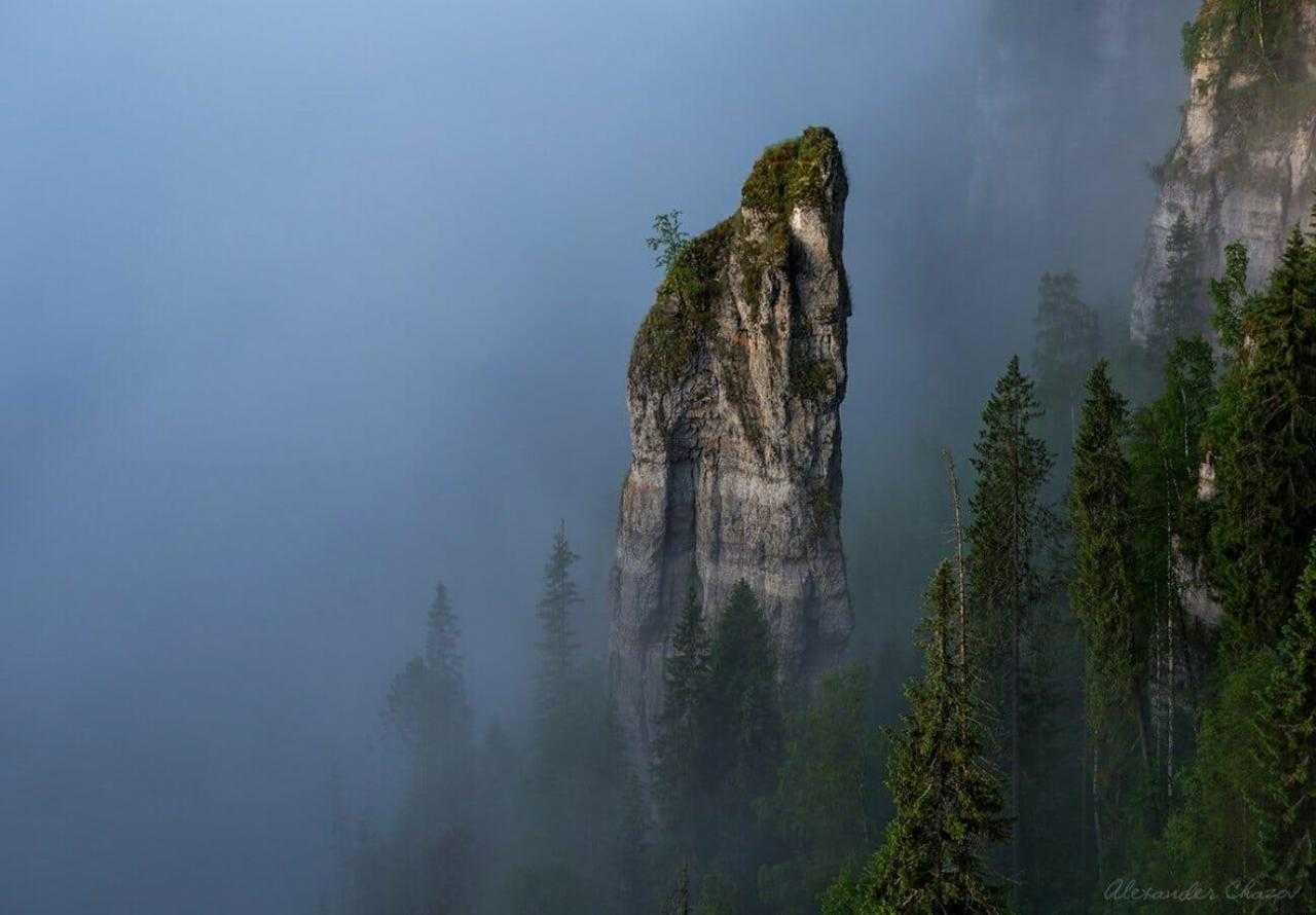 Одинокая скала в тумане