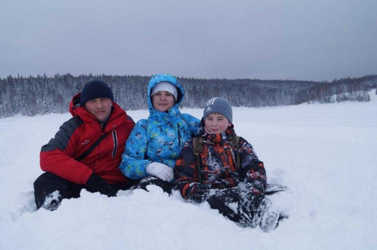 Сибирская семья в зимнем поле