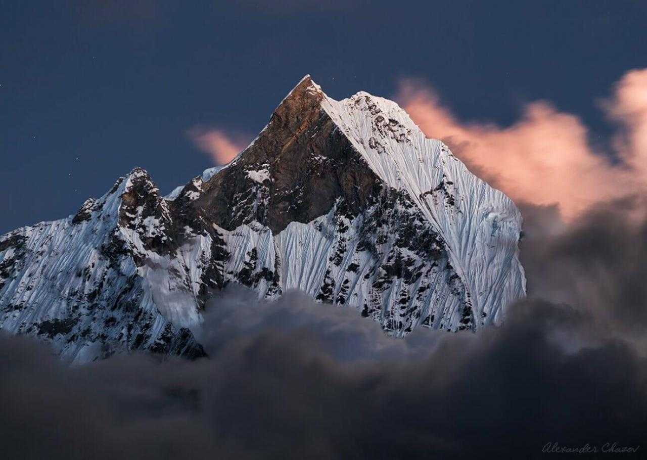 Высокие горы на закате под снегом