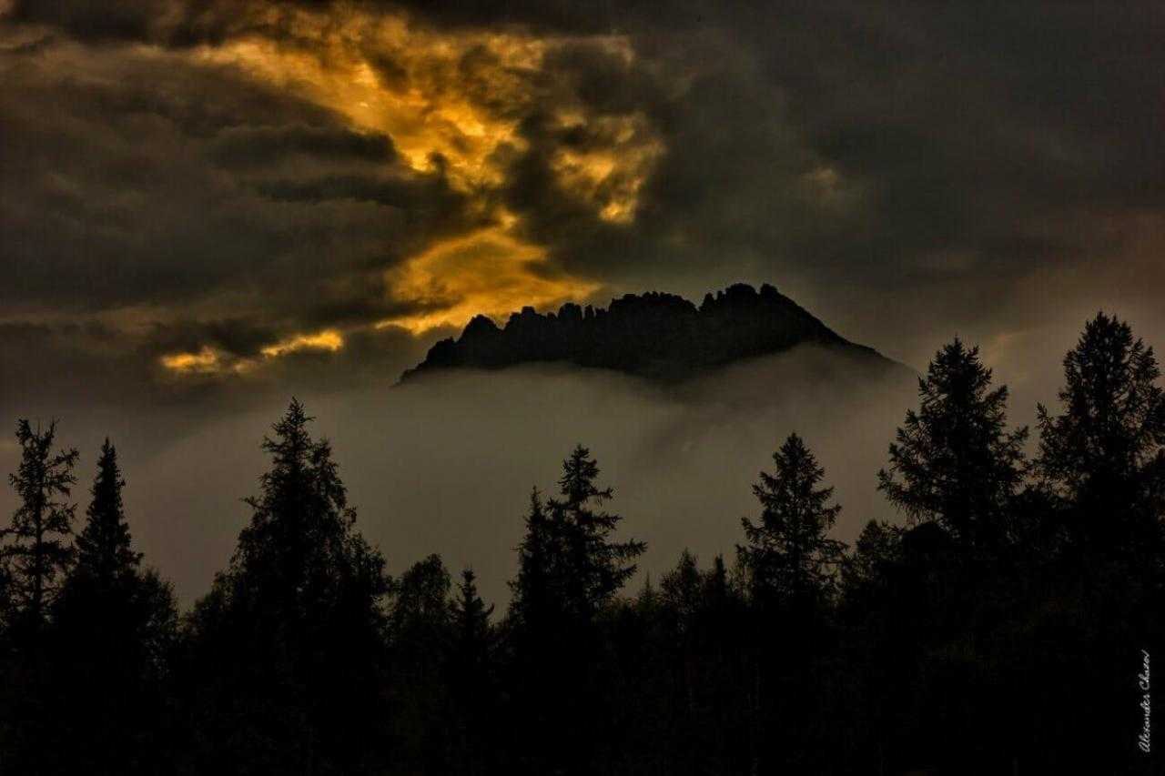 Одинокие горы на закате под облаками