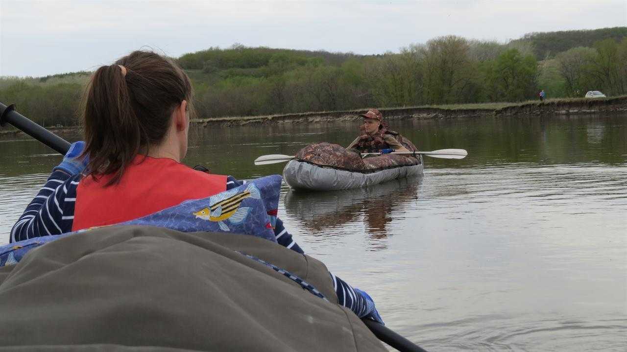 Мужчина и девушка в лодке на реке