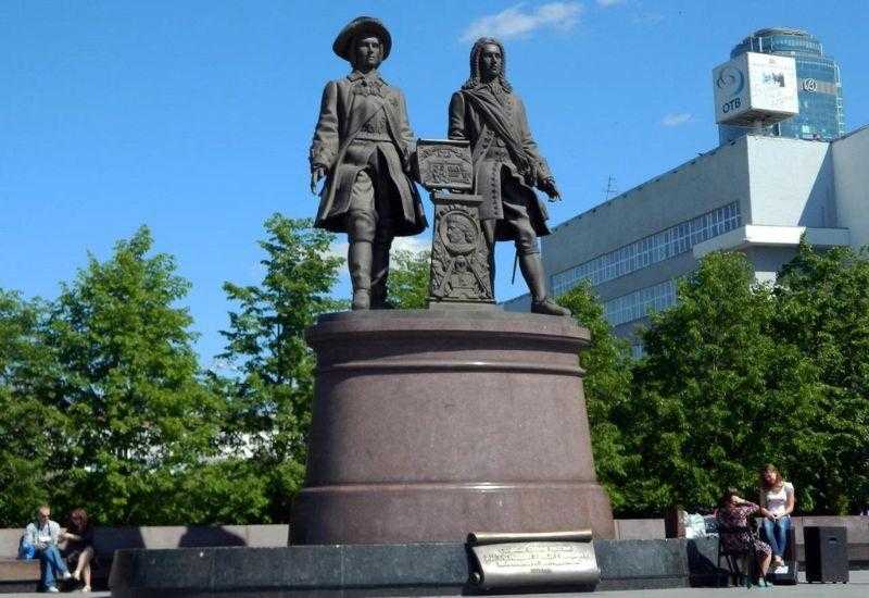 Памятник Татищеву и Де Геннину в Екатеринбурге Куда пойти
