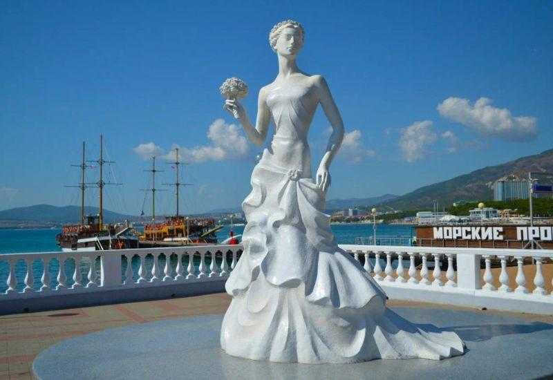 Скульптура белой невесты на набережной