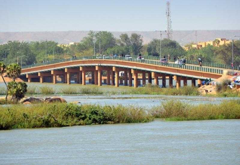 Мост через реку Нигер в городе Нигер.