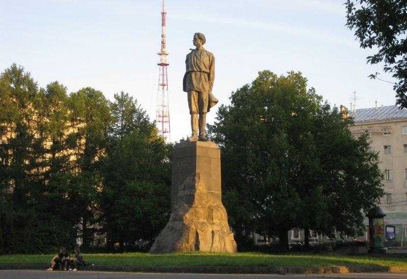 Памятник Максиму Горькому в Нижнем Новгороде
