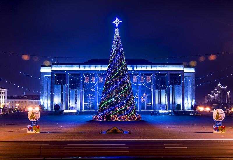 Октябрьская площадь Минска Новогодняя елка