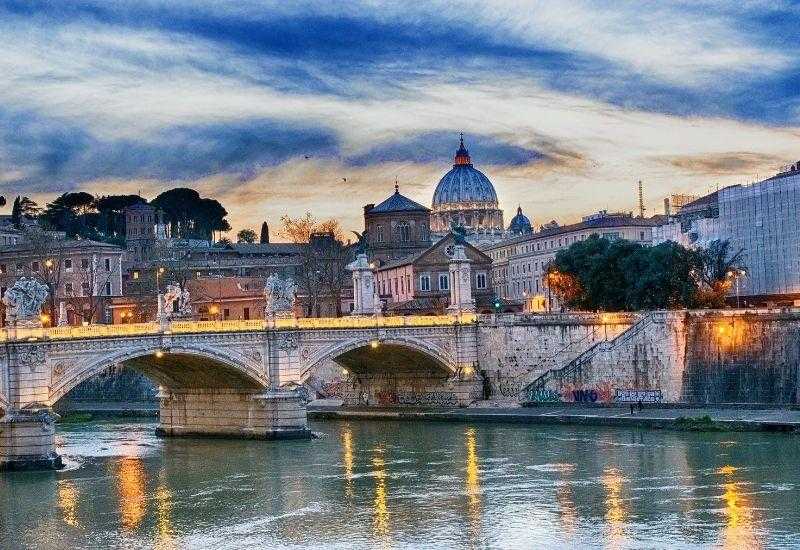 Мост через реку Тибр в Риме