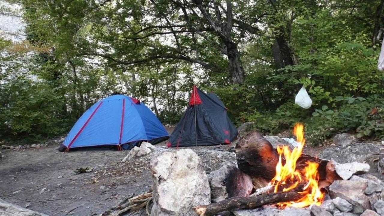 Пешие путешественники разбивают лагерь в лесу