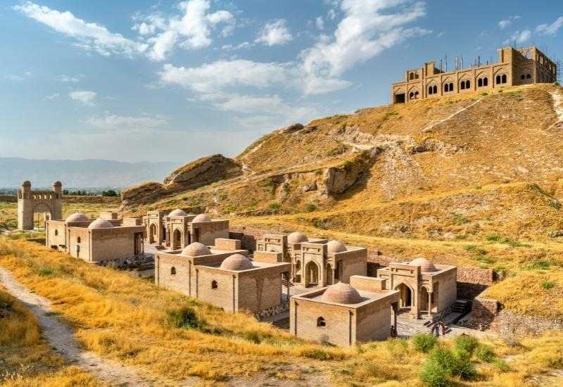 Исторические памятники Таджикистана - Гиссарская крепость