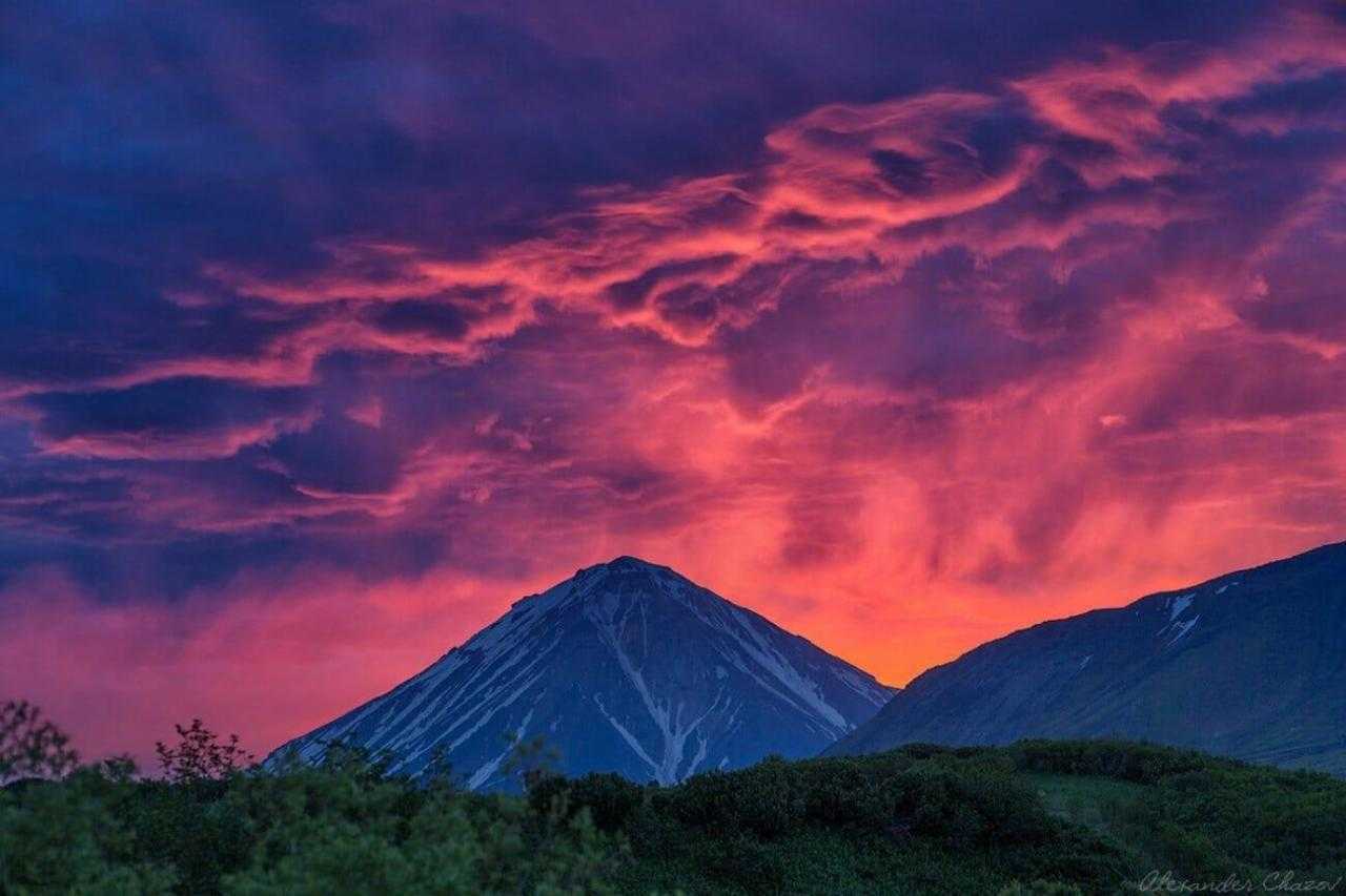 Красный закат над горами