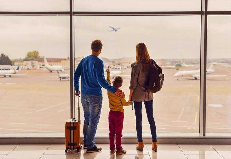 Семья с детьми в аэропорту