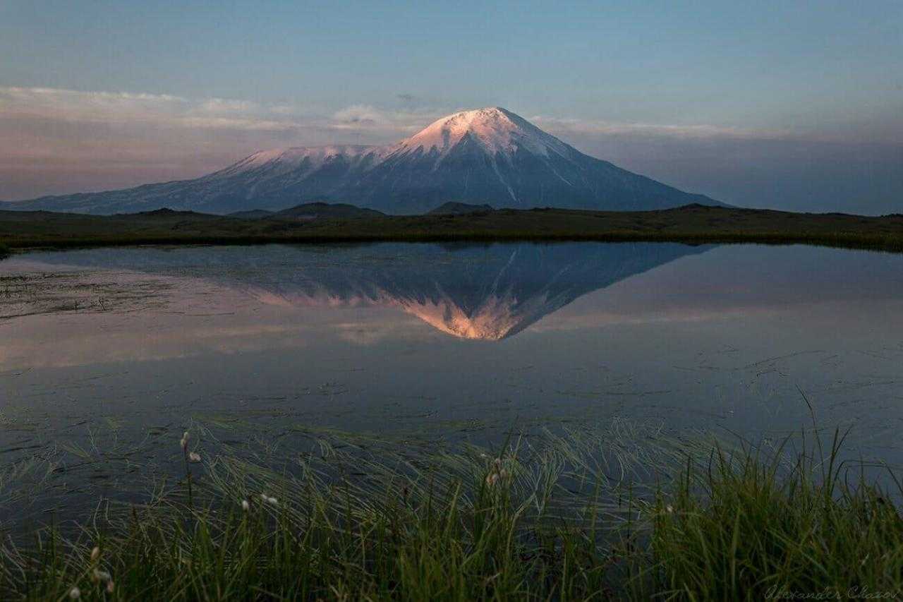 Озеро с вулканом на заднем плане